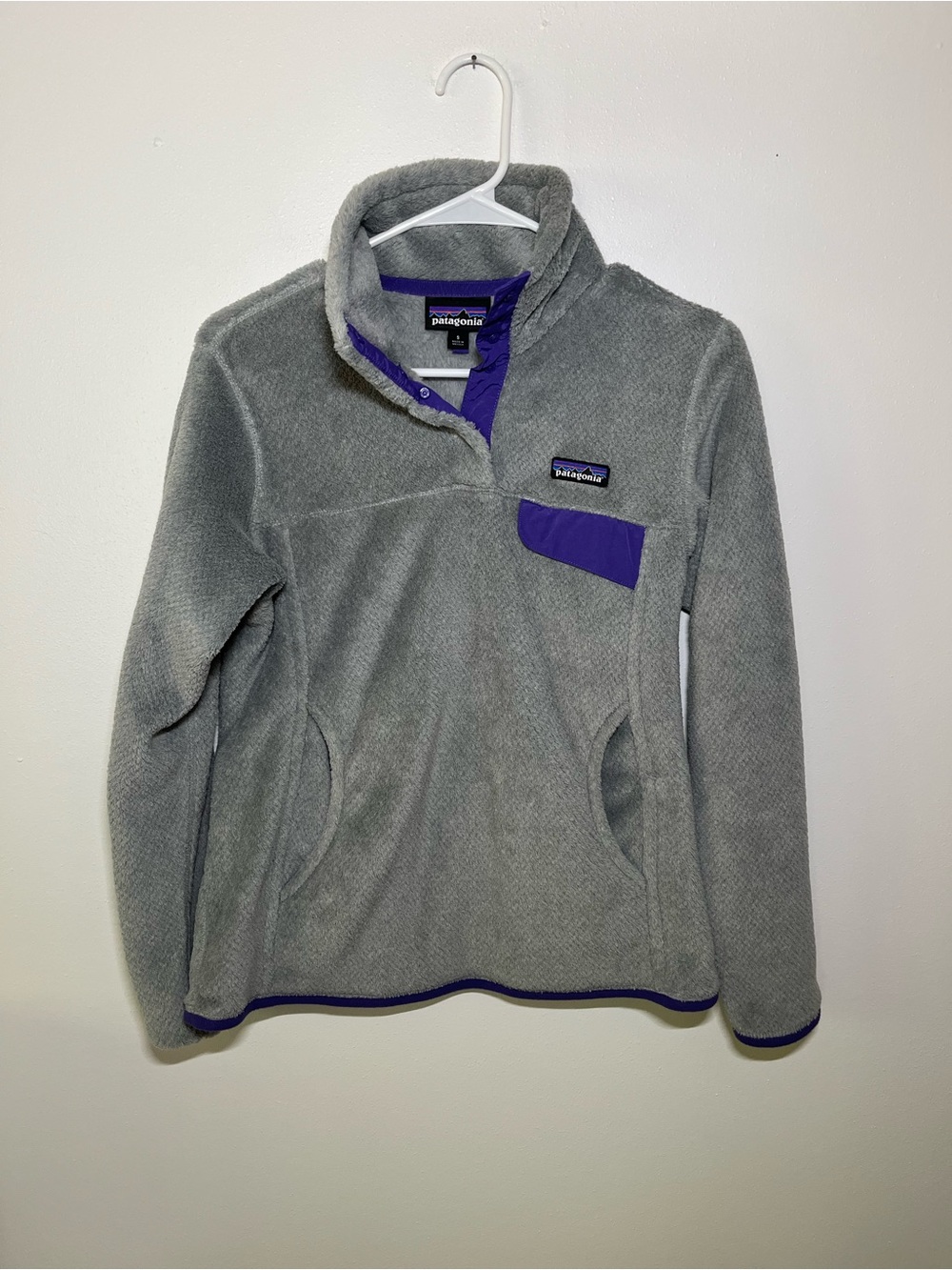 Patagonia Gray Fleece Pullover with Purple Accents. Size Small